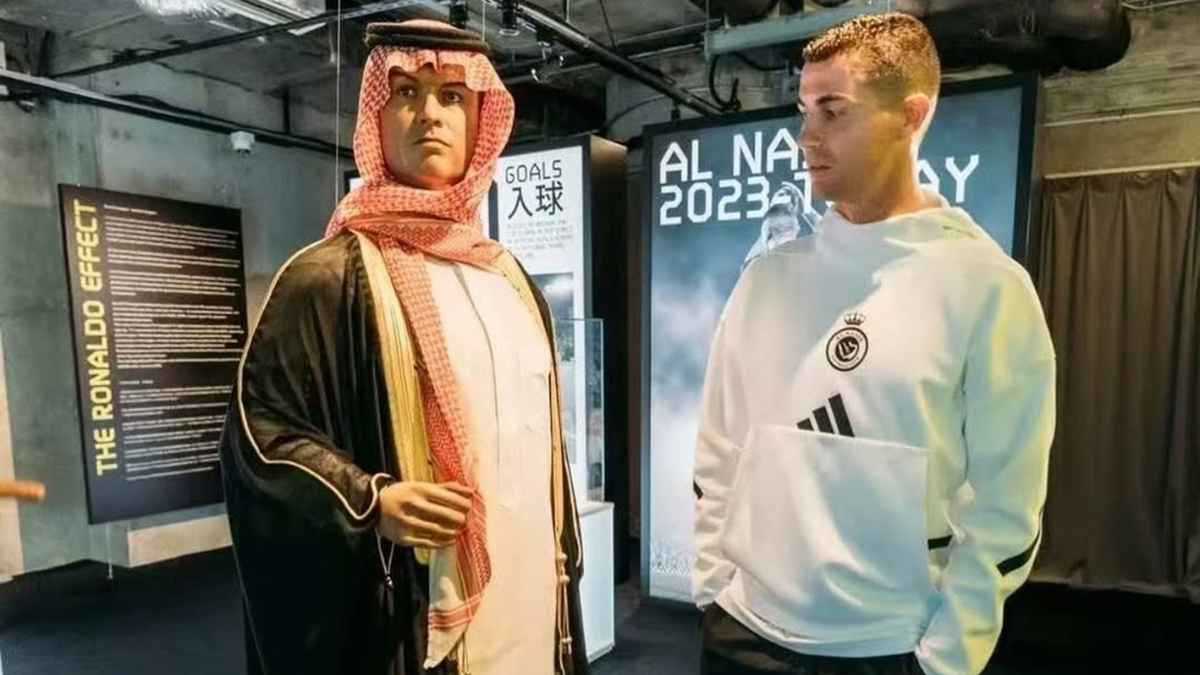 انبهر بتمثاله السعودي.. 10 صور رائعة من زيارة رونالدو لمتحفه الخاص (شاهد)