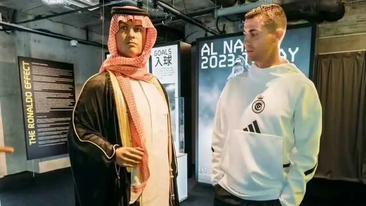 انبهر بتمثاله السعودي.. 10 صور رائعة من زيارة رونالدو لمتحفه الخاص (شاهد)