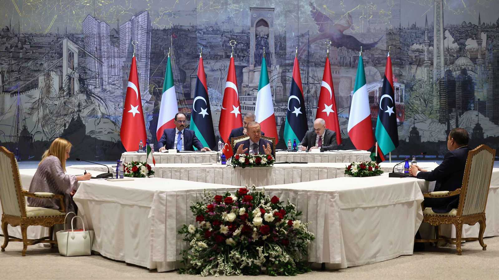 بعد القمة الثلاثية.. هل تحولت ليبيا إلى "جدار صد" للمهاجرين نحو أوروبا؟