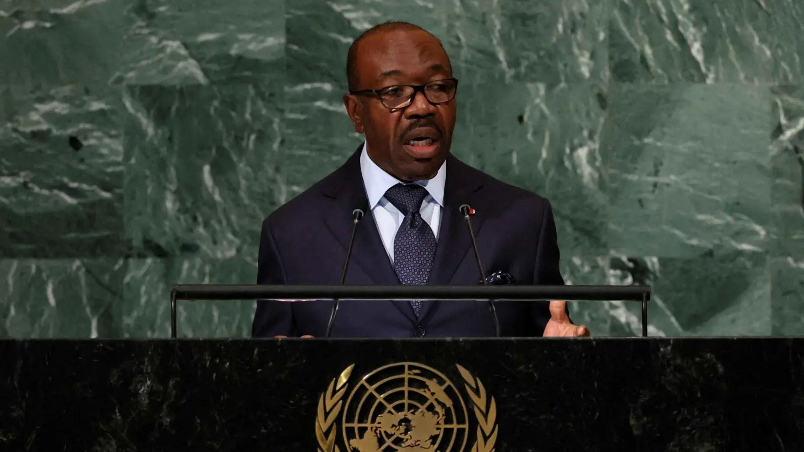 الغابون.. "عملية سرية" تنقل الرئيس السابق إلى أنغولا (صور)