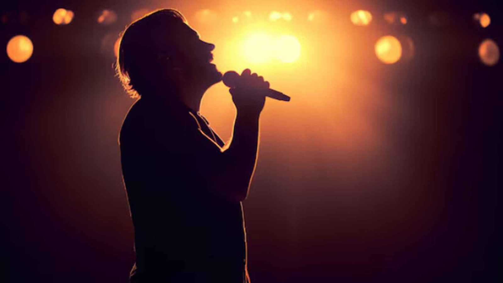 انشل لثوان ثم سقط.. نجاة مغن بأعجوبة بعد صعقة كهربائية قوية (فيديو)