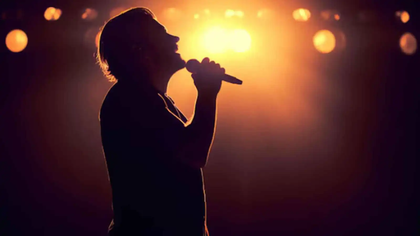 انشل لثوان ثم سقط.. نجاة مغن بأعجوبة بعد صعقة كهربائية قوية (فيديو)