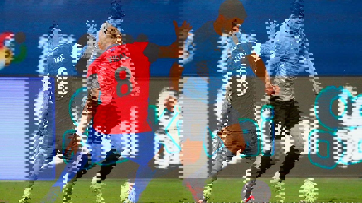 هدف فيدال العكسي يمنح أوروجواي التعادل 1-1 مع تشيلي