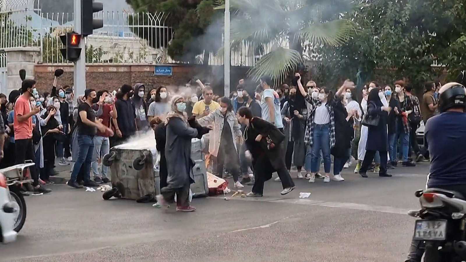 مع اتساع رقعة الاحتجاجات.. الحرس الثوري الإيراني يحذّر من "انتشار الفوضى"