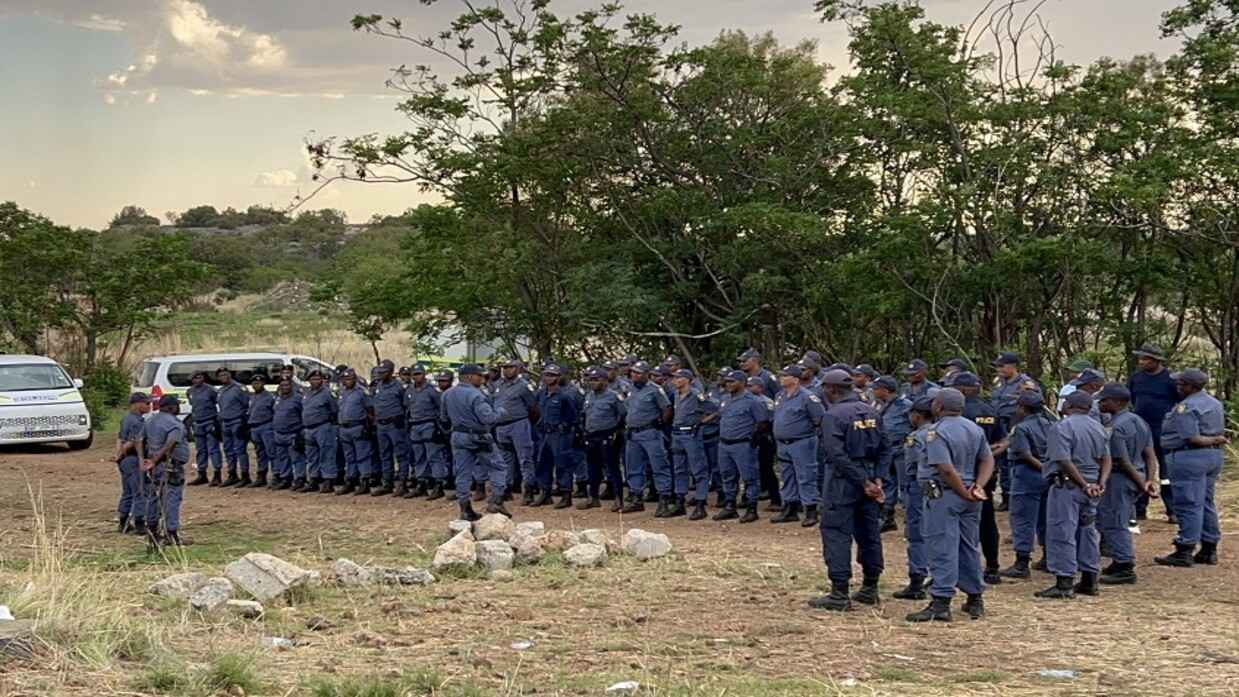 منجم ذهب "يبتلع" 100 عامل غير شرعي بجنوب أفريقيا