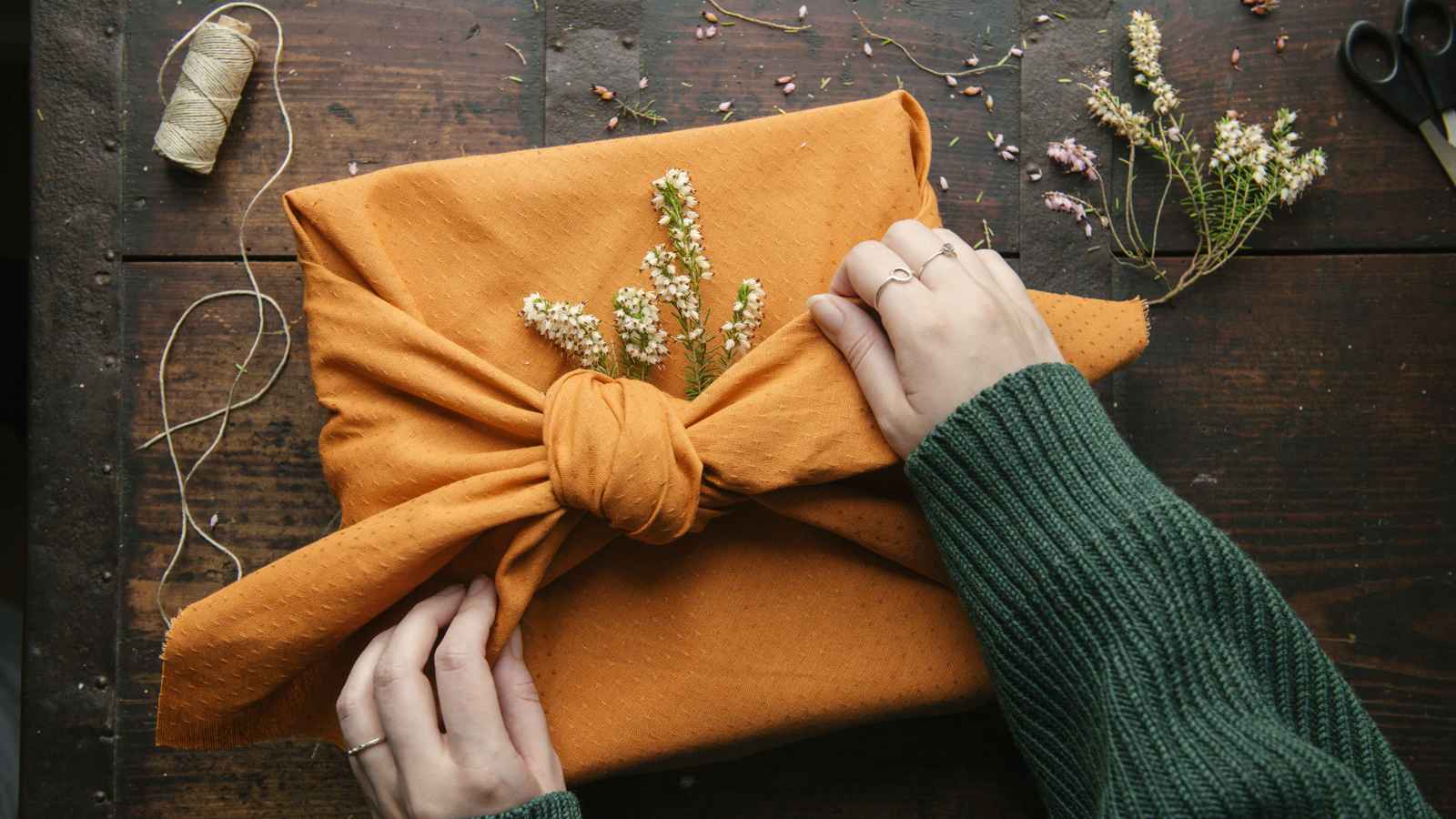 "الهدايا المستعملة".. خيار مستدام يتألق في موسم الأعياد ببريطانيا