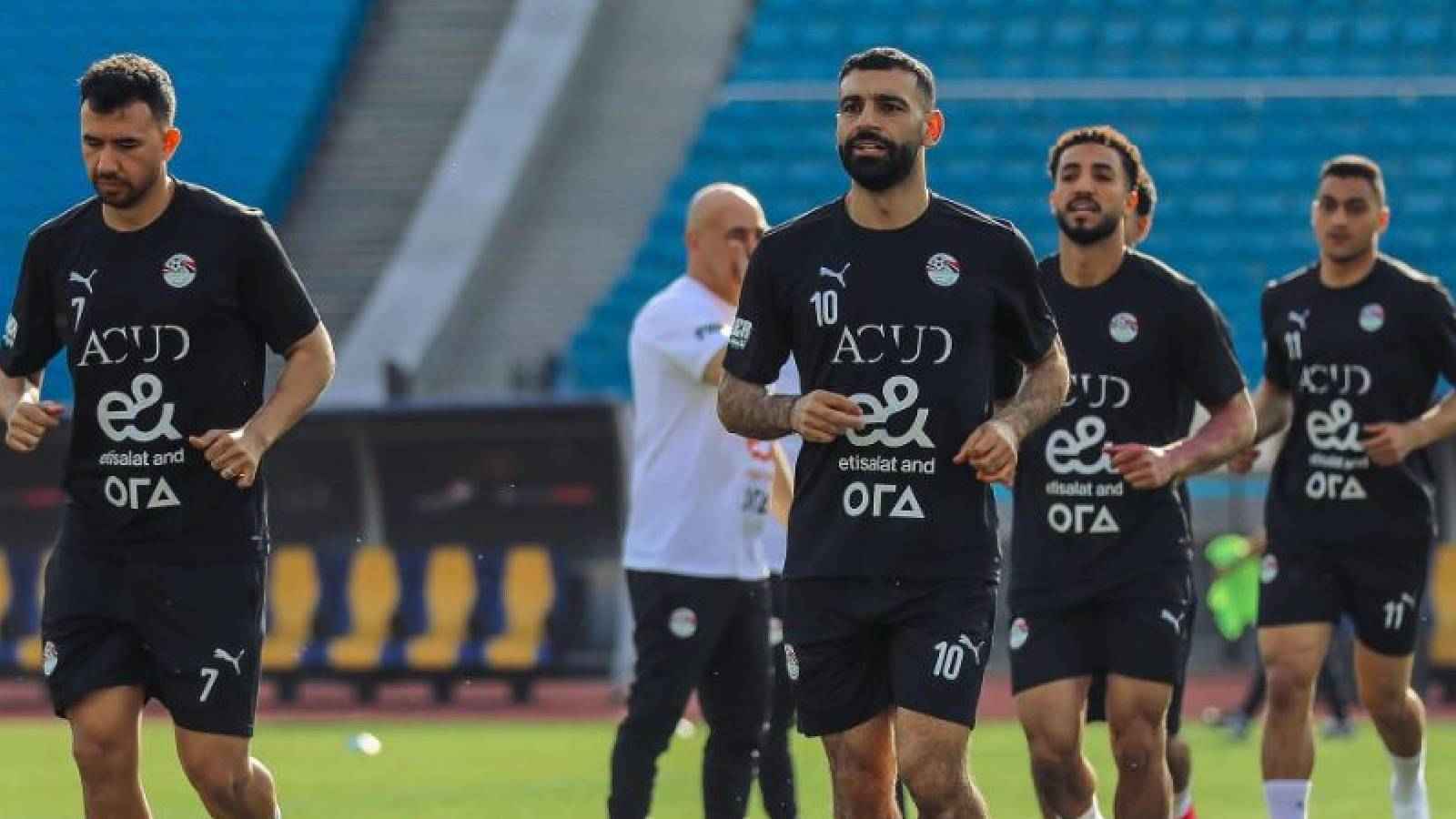 رفض مصافحته.. محمد صلاح يفجر أزمة في منتخب مصر بسبب "صورة أبو ريدة"
