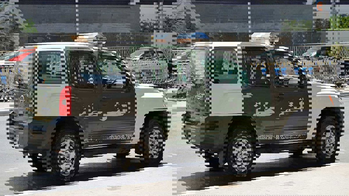 دبي.. "مخالفة مرورية" تعيد لشرطي وثائقه بعد 4 سنوات من فقدانها