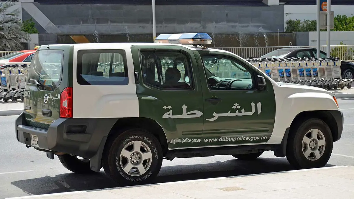 دبي.. "مخالفة مرورية" تعيد لشرطي وثائقه بعد 4 سنوات من فقدانها