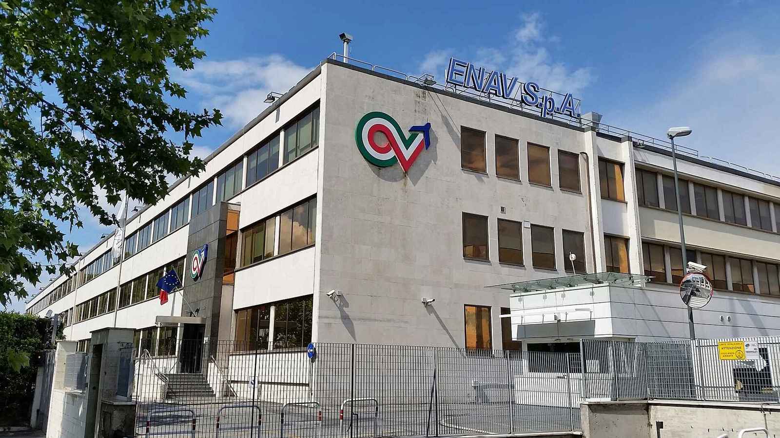 خلل في الرادار يعطل 320 رحلة طيران شمالي إيطاليا