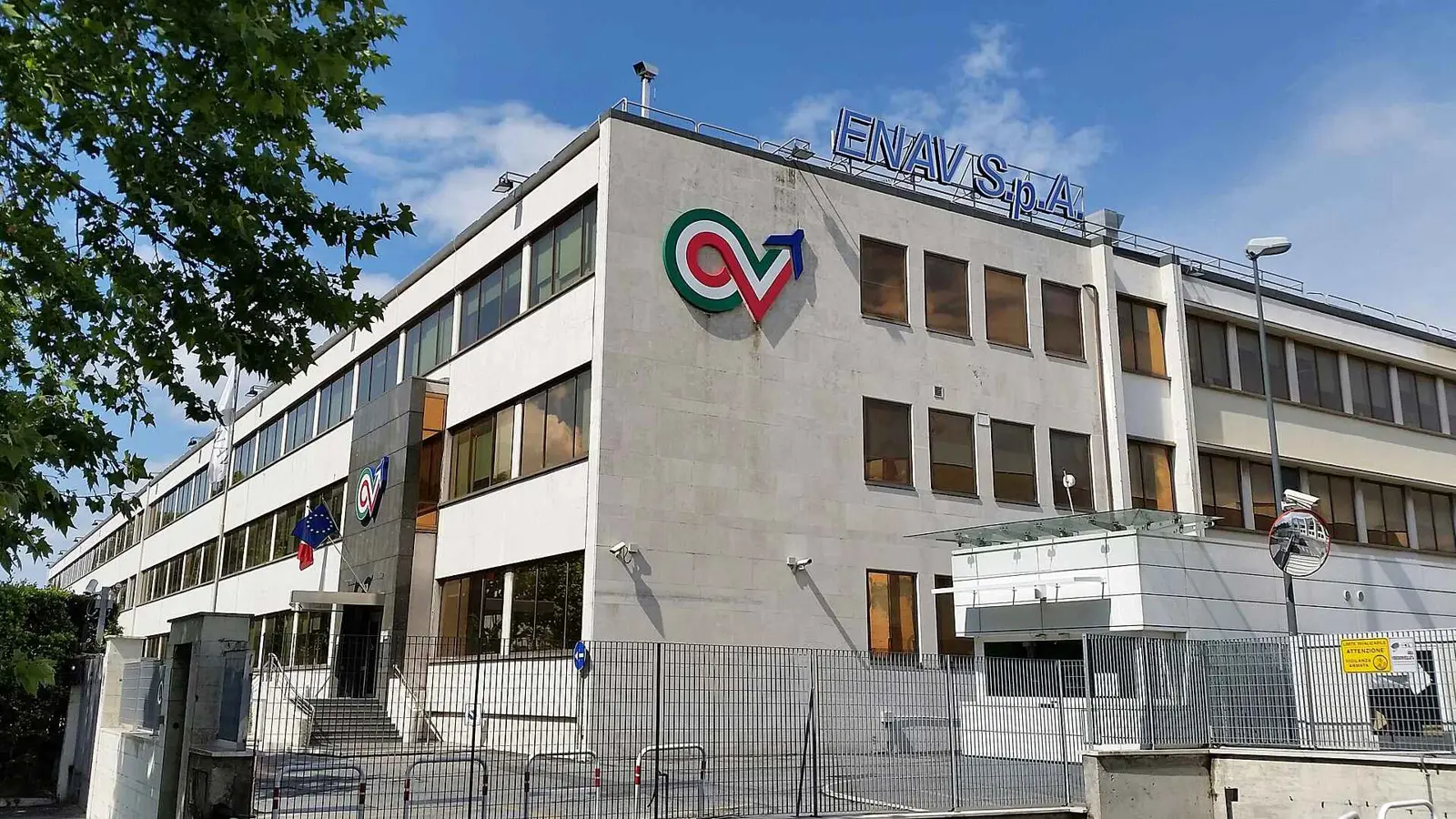 خلل في الرادار يعطل 320 رحلة طيران شمالي إيطاليا