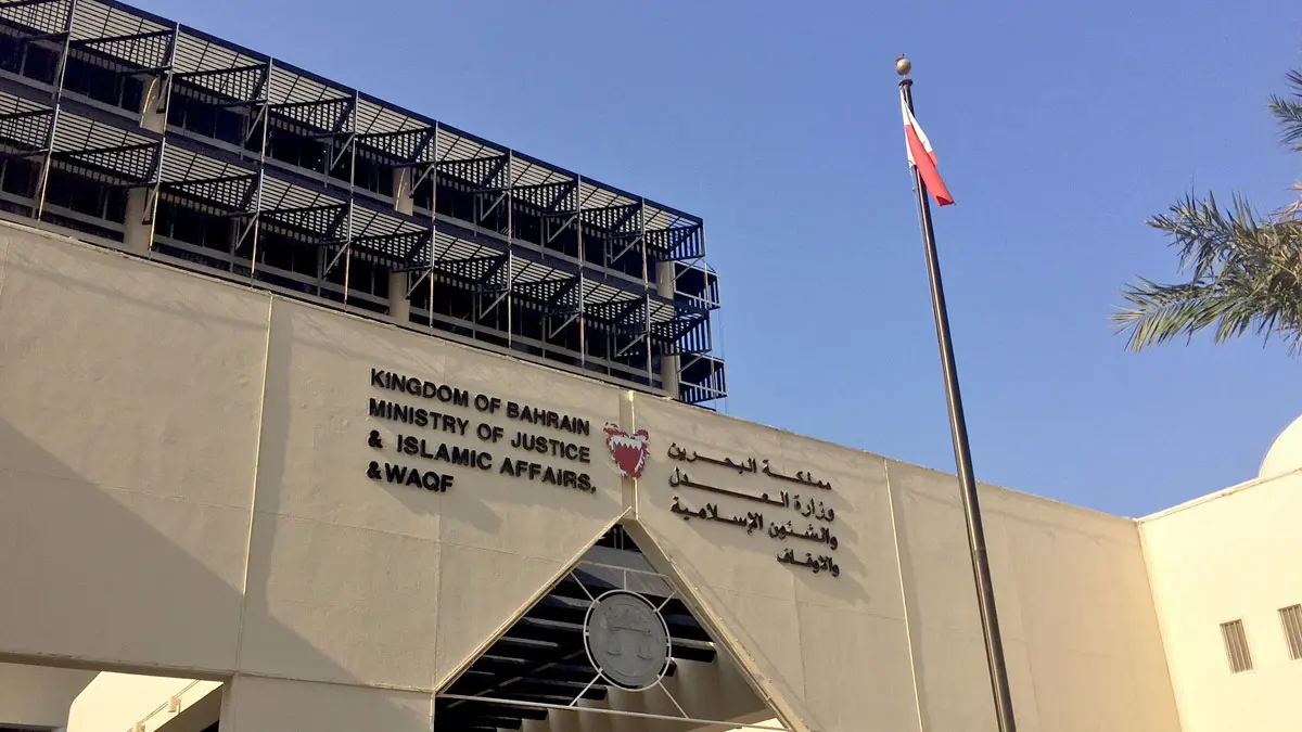 أبلغ عنها زوجها.. ضبط امرأة وصديقها "المطرب" بوضع مخل في فندق بالبحرين