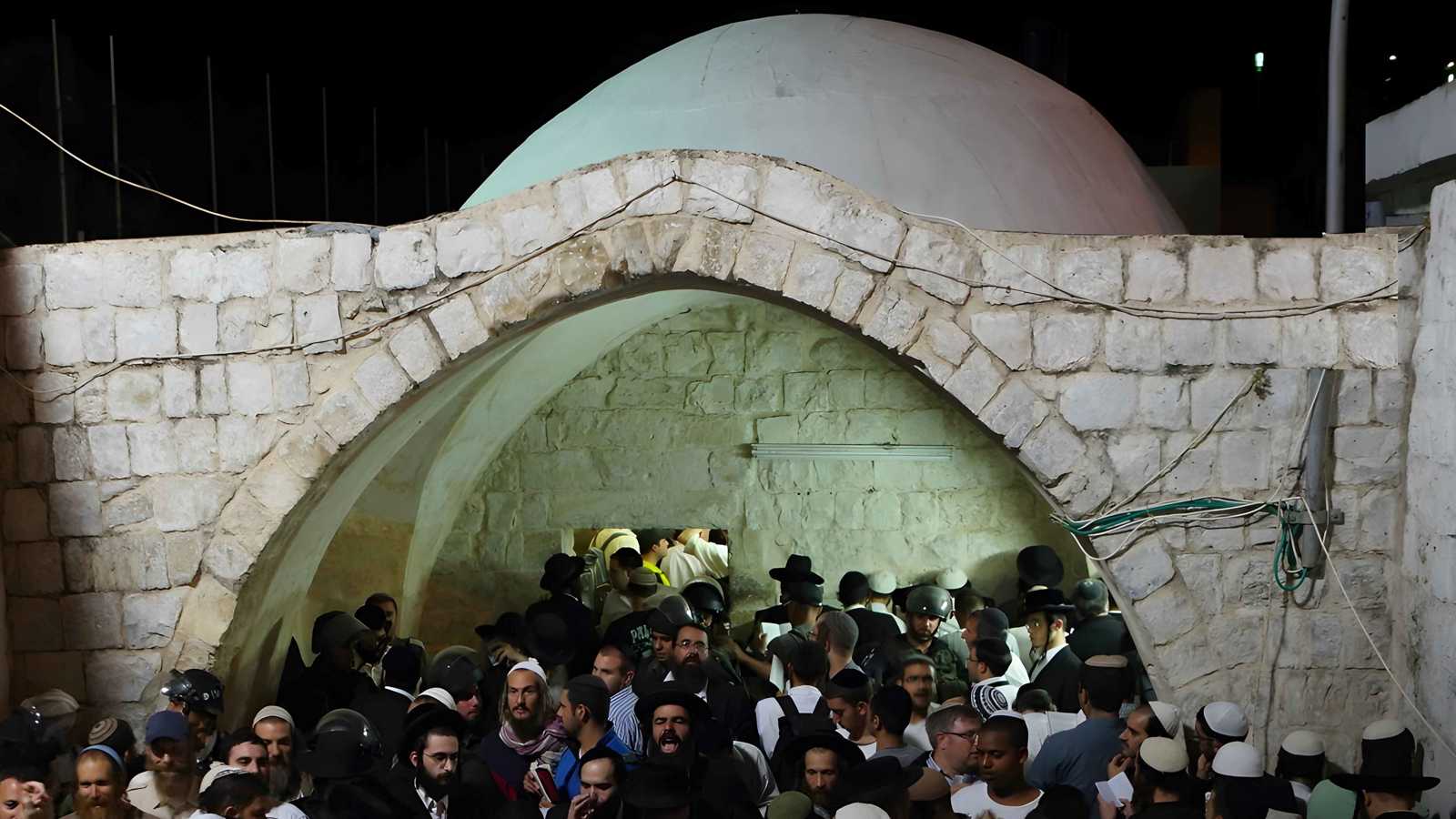 عشرات المستوطنين يقتحمون قبر يوسف في الضفة الغربية (فيديو)