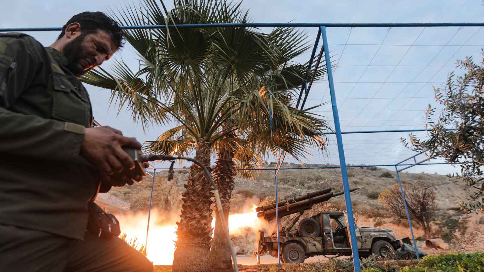 تحشيد هائل وتفويض سياسي.. هل يتدخل العراق في سوريا "عسكرياً"؟