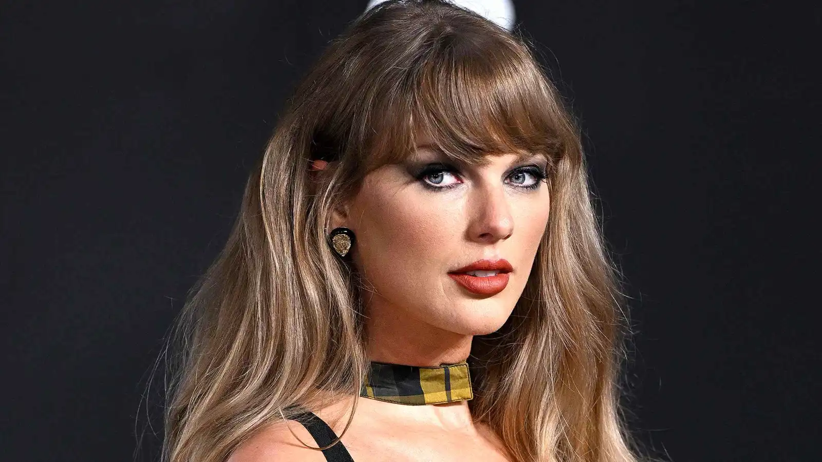 لماذا سافرت تايلور سويفت سرا إلى لندن؟