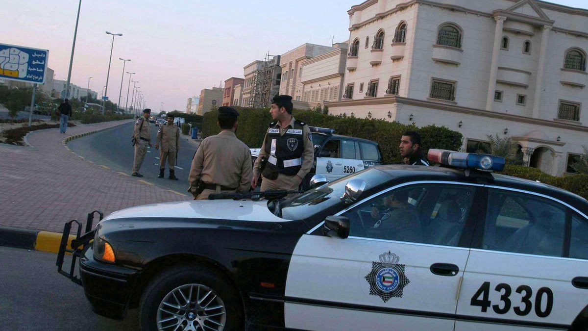 متحرش كويتي يلاحق فتاة إلى باب منزلها .. ومفاجأة في انتظاره