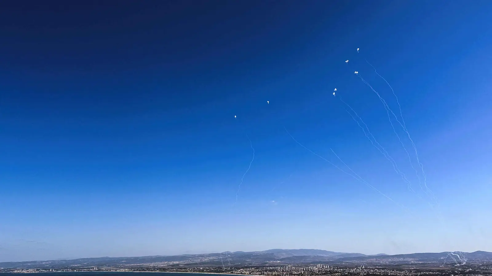 إسرائيل.. سقوط صاروخ قرب البحر الميت و"إنذار" في حيفا