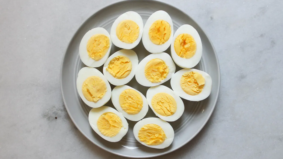 صباحاً أم مساءً؟.. تعرف على أفضل الأوقات لتناول البيض