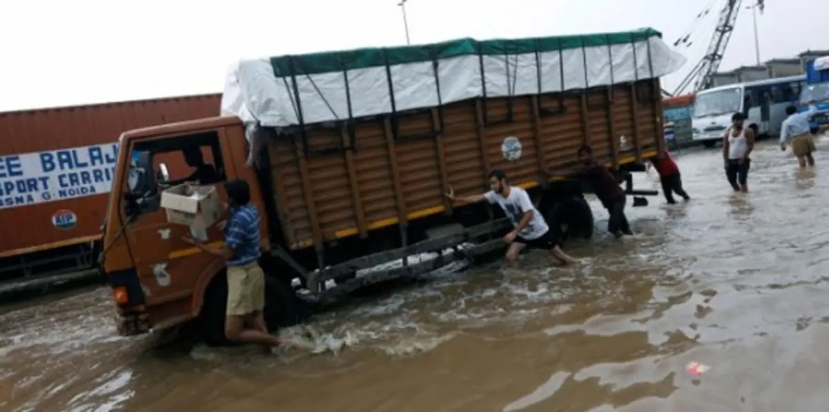 بالفيديو والصور.. انهيار جسر في مومباي بسبب الفيضانات