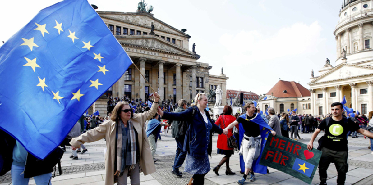 الاتحاد الأوروبي يقرر تمديد تعليق اتفاقية "شنغن" لخمس دول