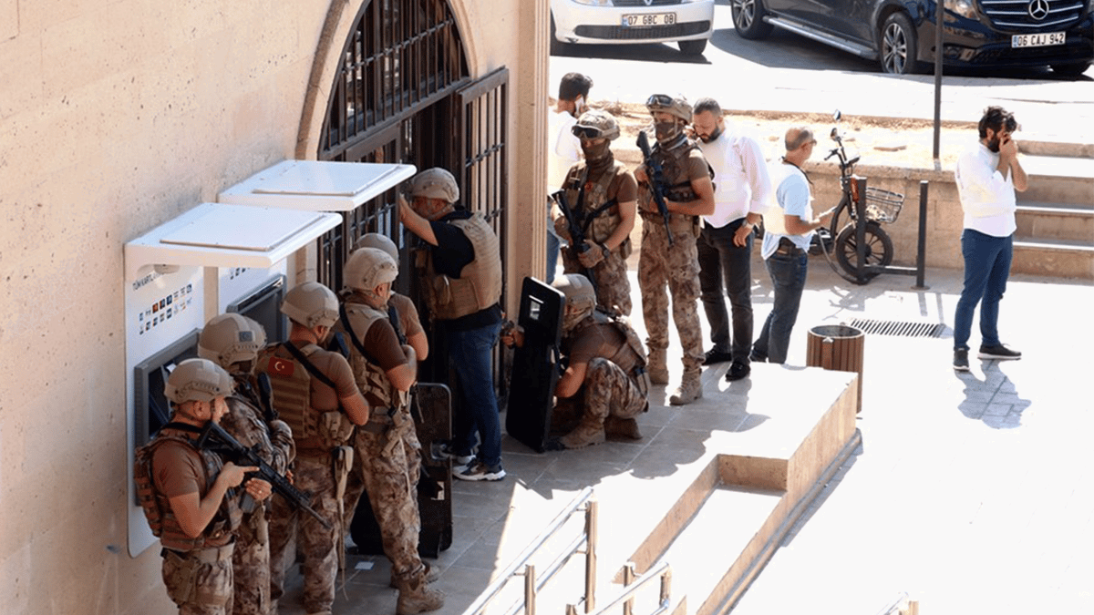 مسلح يقتحم بنكا في أنطاليا التركية ويحتجز المدير رهينة (فيديو)