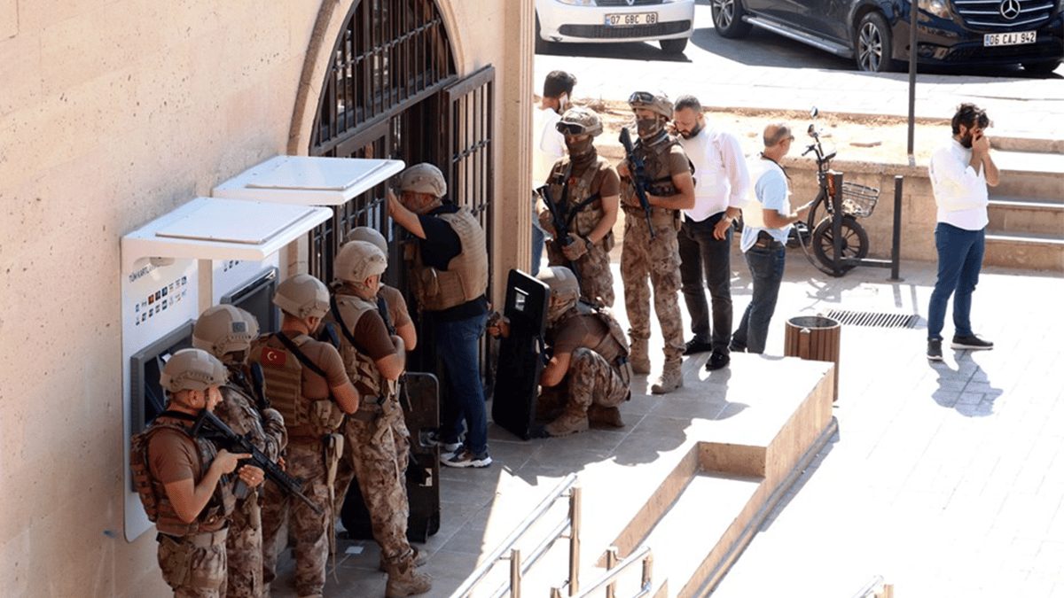 مسلح يقتحم بنكا في أنطاليا التركية ويحتجز المدير رهينة (فيديو)