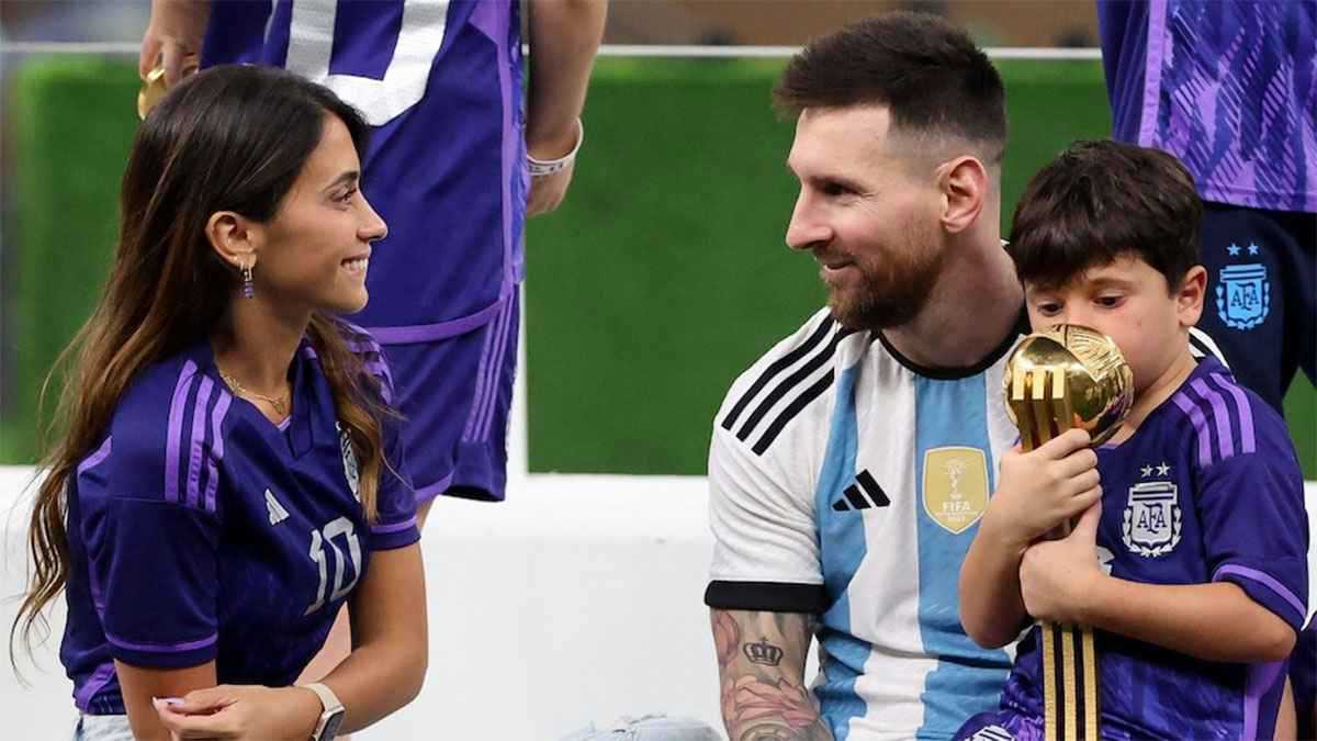 علاقة حب أبدية.. صورة هاتف زوجة ميسي تكتسح الإنترنت