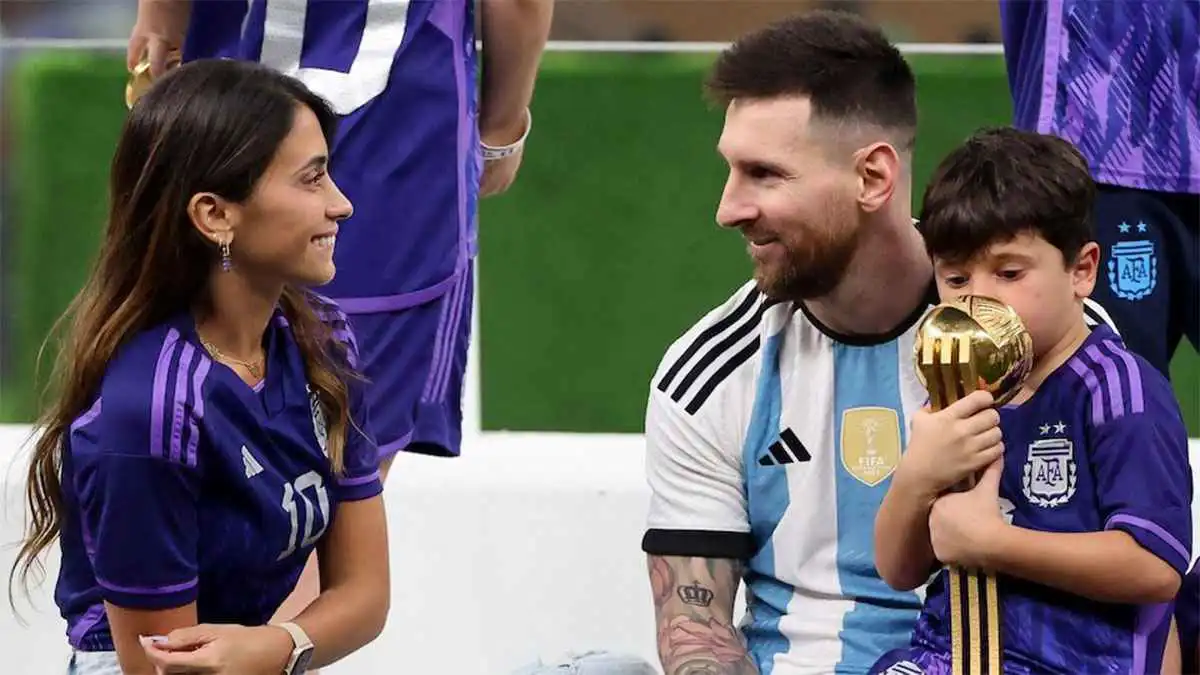علاقة حب أبدية.. صورة هاتف زوجة ميسي تكتسح الإنترنت