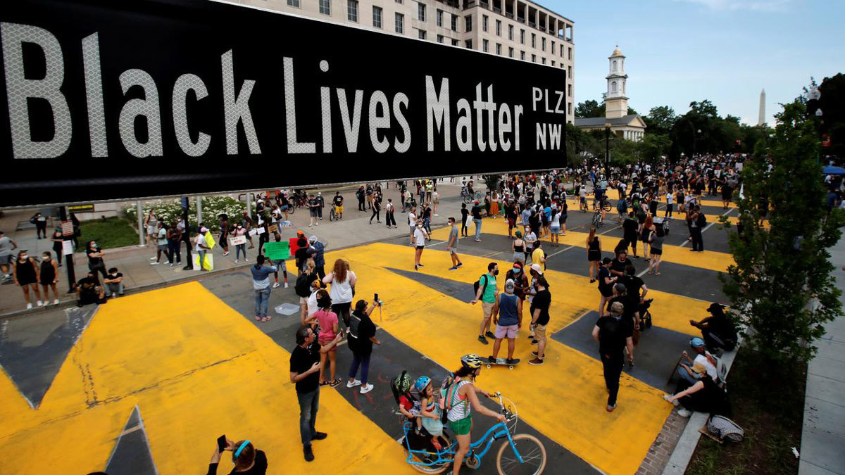 واشنطن تقر إصلاحات للشرطة بعد أيام من الاحتجاجات المناهضة للعنصرية