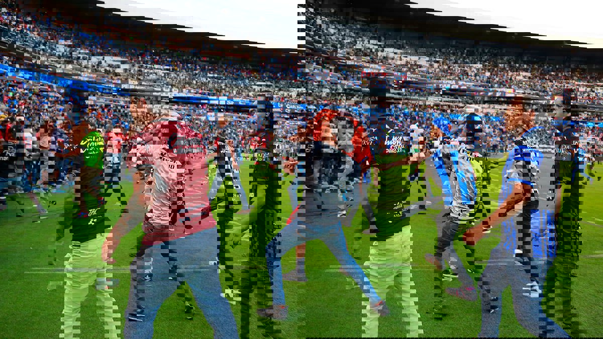 أحداث شغب عنيفة في مباراة بالمكسيك تسفر عن إصابة 22 شخصا (فيديو)