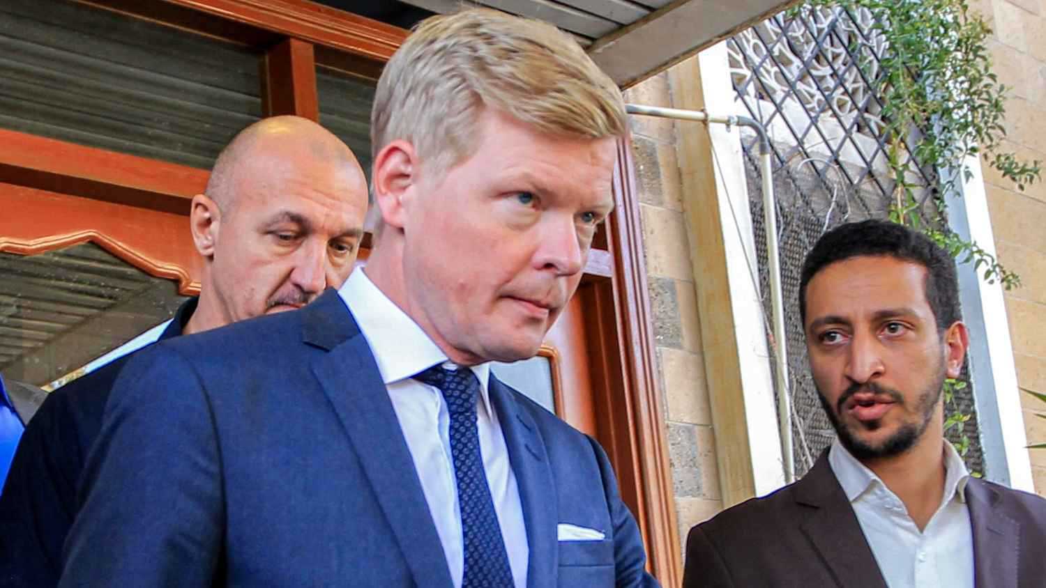 عقب تلويح الحوثي بـ"إنهاء عمله".. تحركات جديدة للمبعوث الأممي لليمن