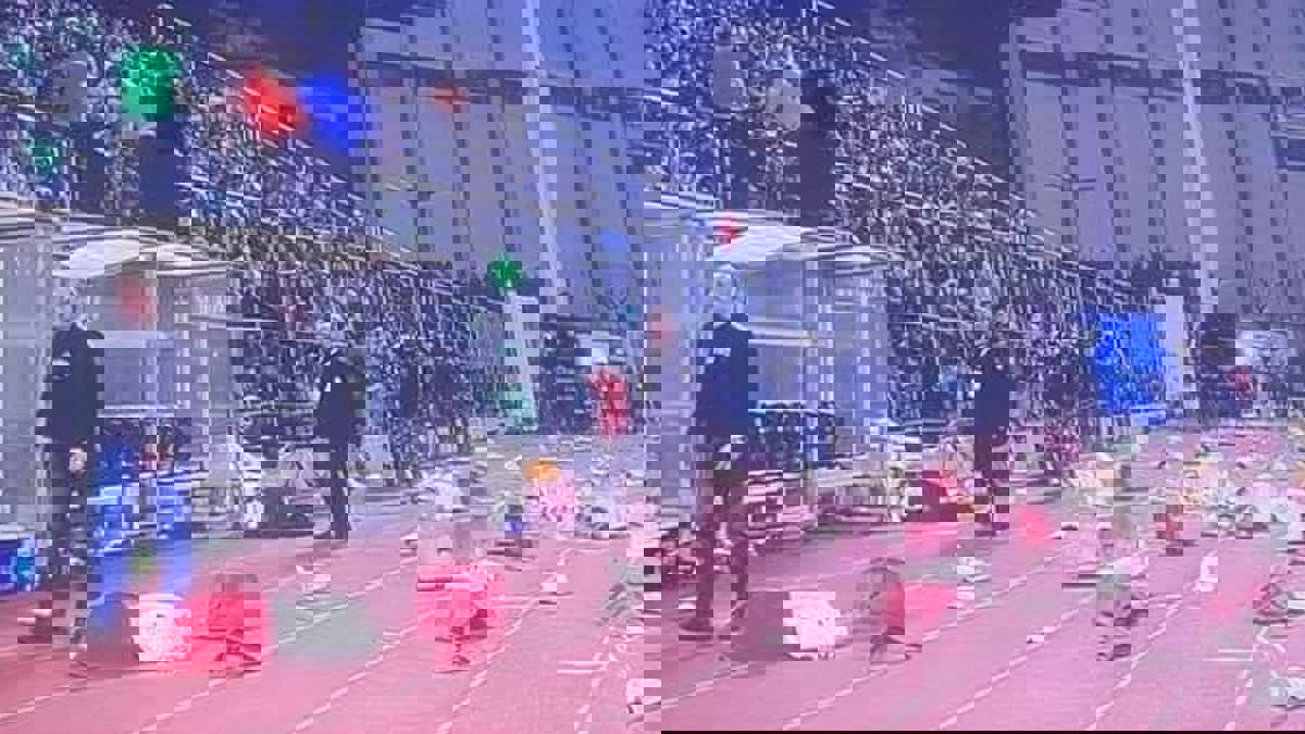 بسبب أعمال الشغب.. توقف مباراة العهد والأنصار في الدوري اللبناني (فيديو وصور)