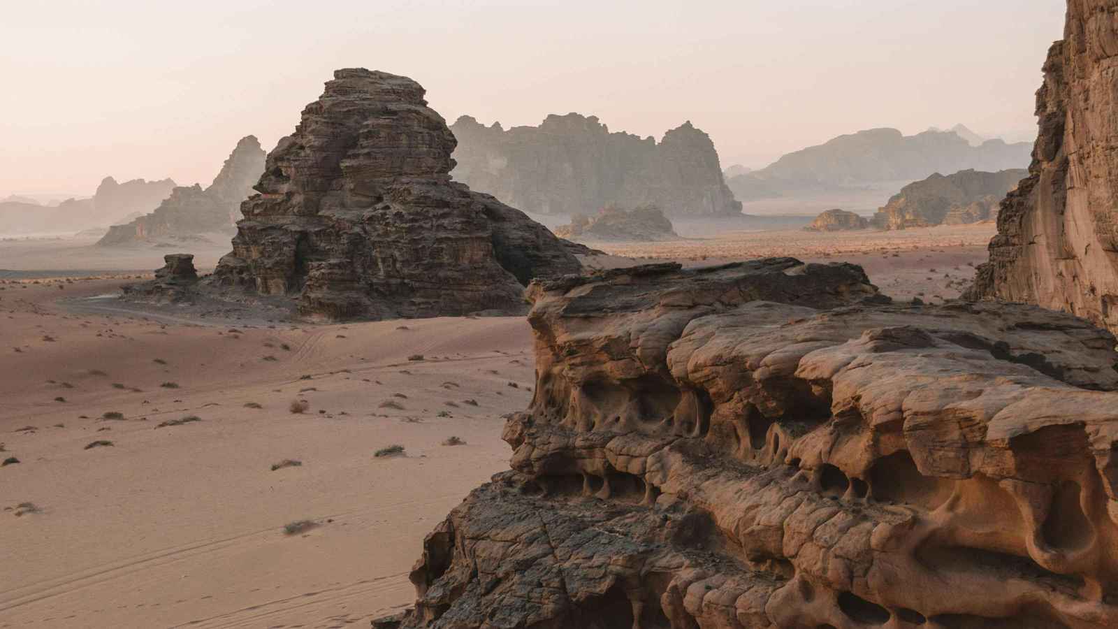 العثور على أول نيزك قمري بالشرق الأوسط في الأردن (صورة)