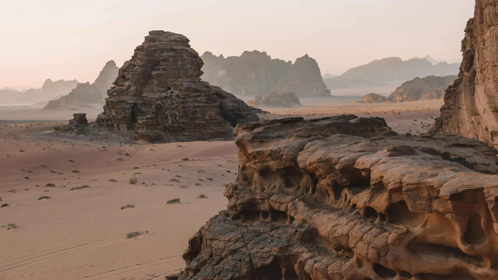 العثور على أول نيزك قمري بالشرق الأوسط في الأردن (صورة)