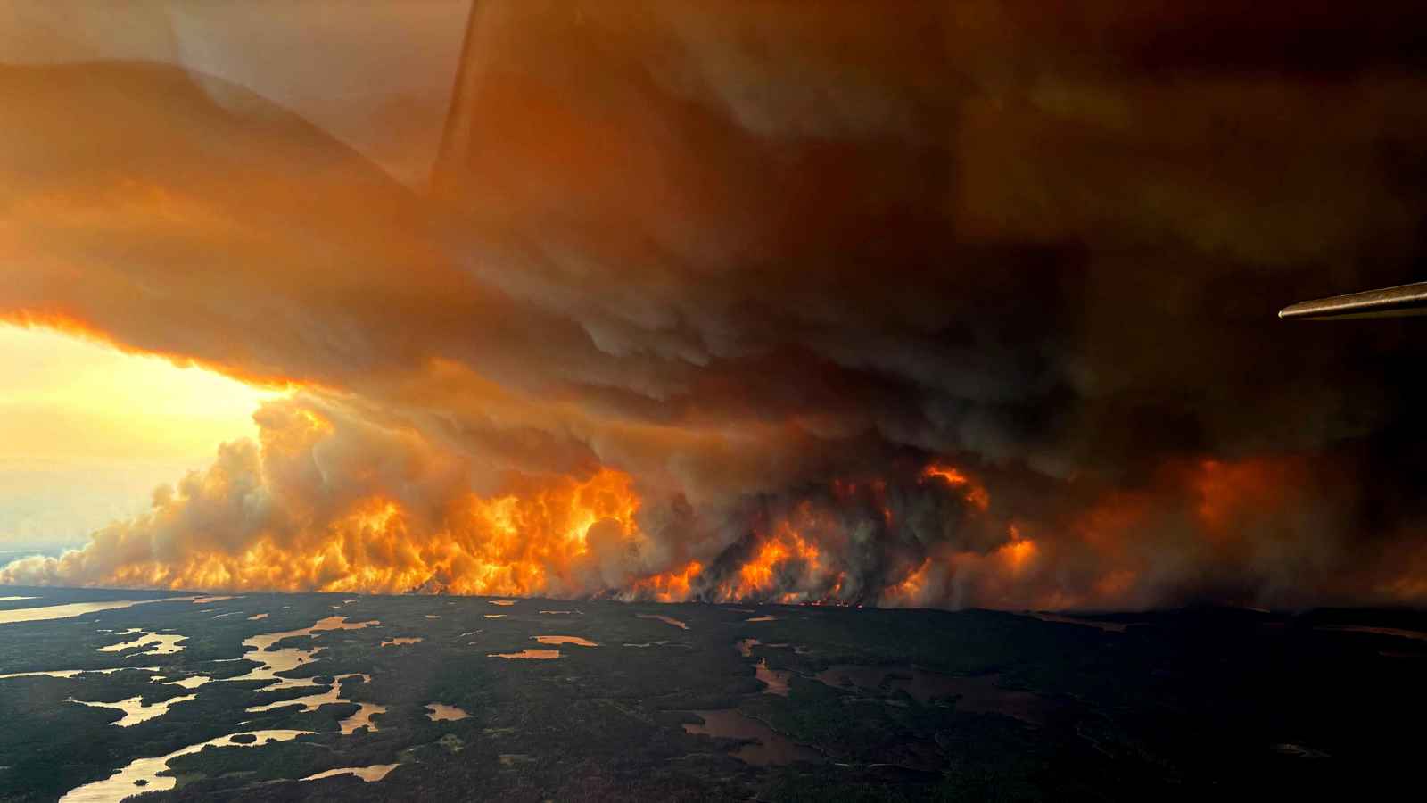 من الأسوأ تاريخياً.. حرائق مرعبة تجتاح كندا (فيديو)