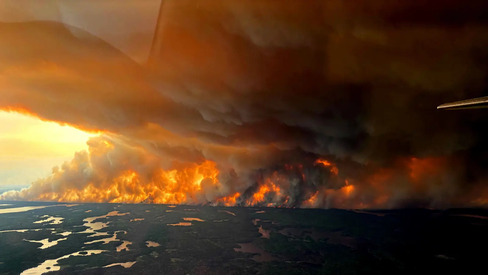 من الأسوأ تاريخياً.. حرائق مرعبة تجتاح كندا (فيديو)