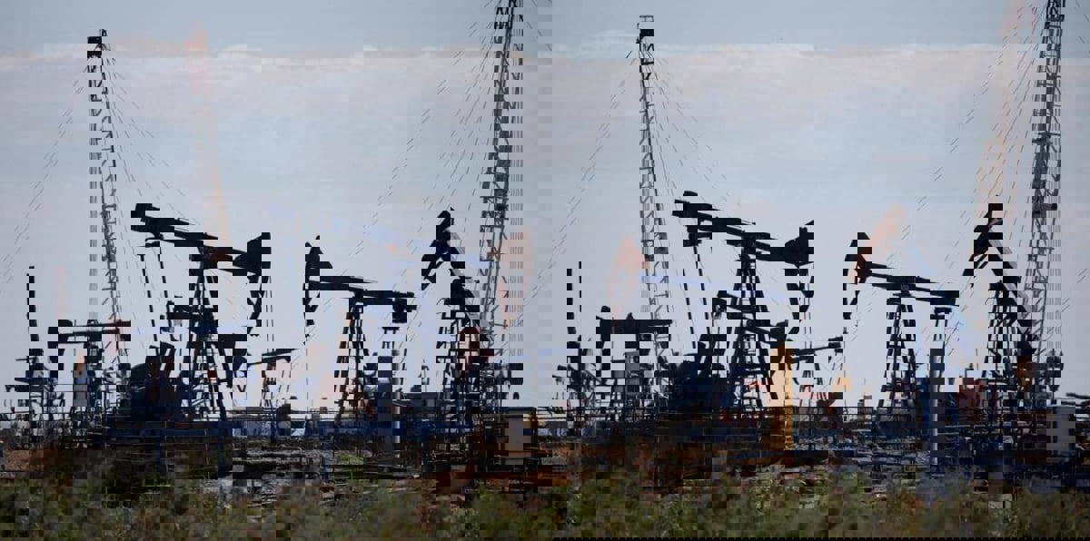 أسعار النفط تهبط بفعل استثناءات عقوبات إيران ومخاوف الاقتصاد