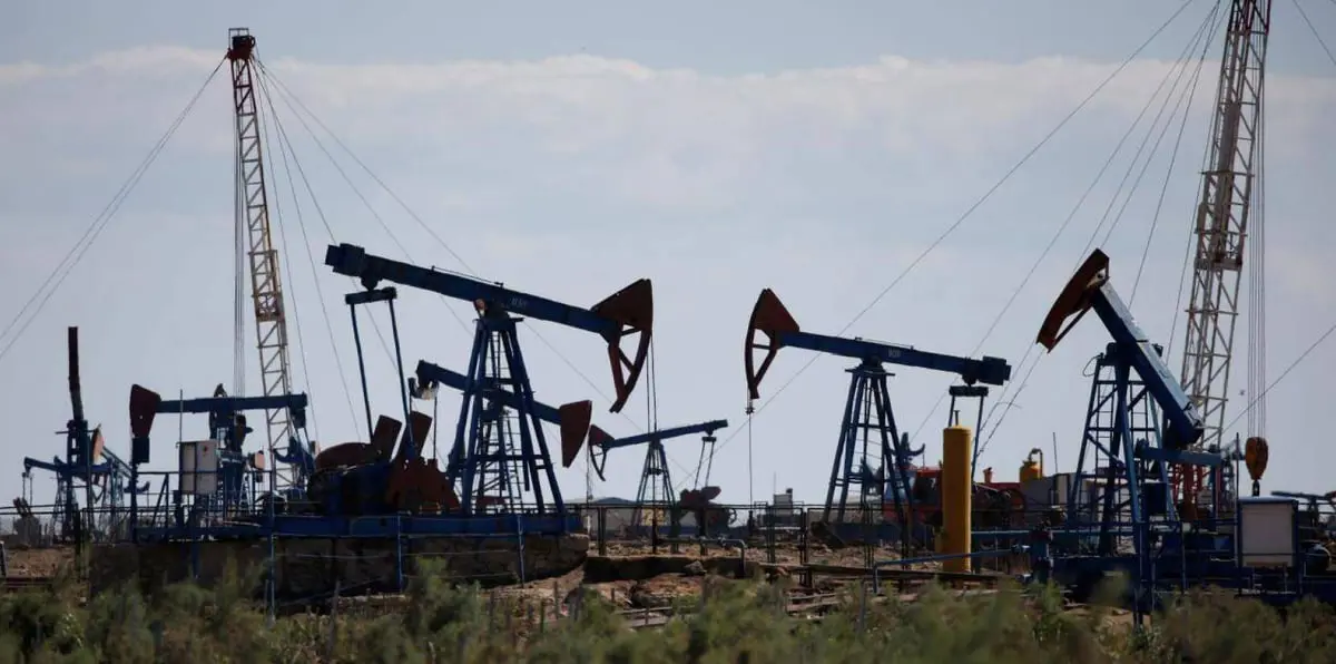 أسعار النفط تهبط بفعل استثناءات عقوبات إيران ومخاوف الاقتصاد