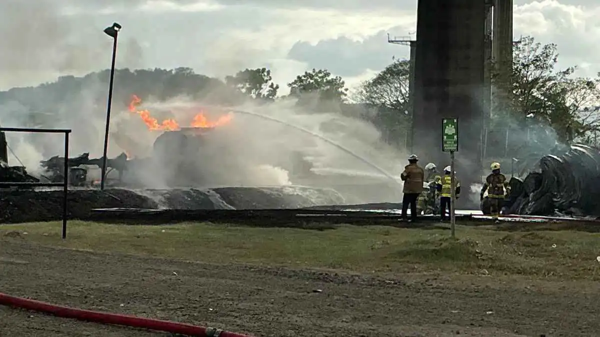 انفجار مرعب أسفل "جسر الأمريكتين" في قناة بنما (فيديو)
