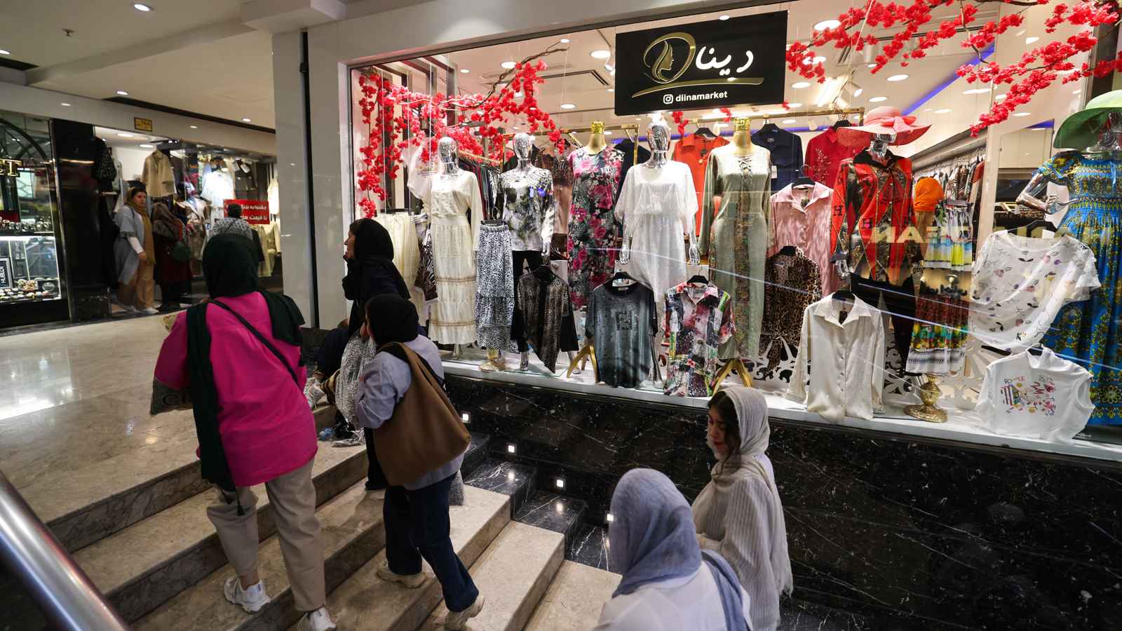 "لو فيغارو": الحرب ألقت بظلال "ثقيلة" على اقتصاد إيران المتهالك