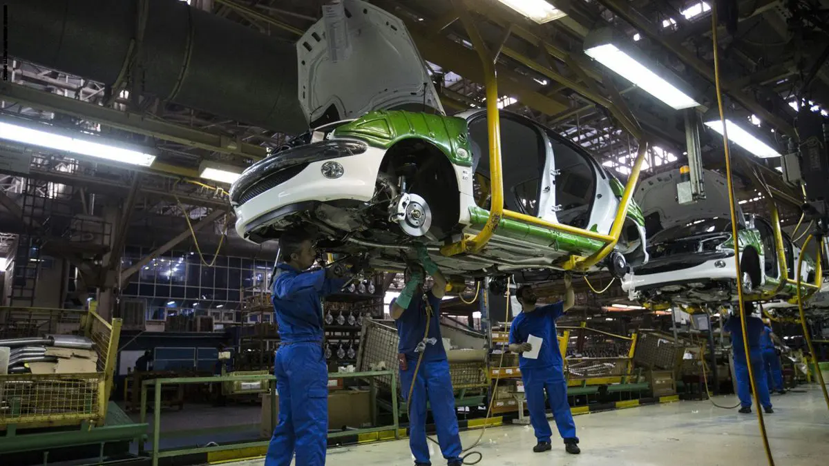 برلماني إيراني يكشف عن مافيا تتحكم بسوق السيارات في إيران  