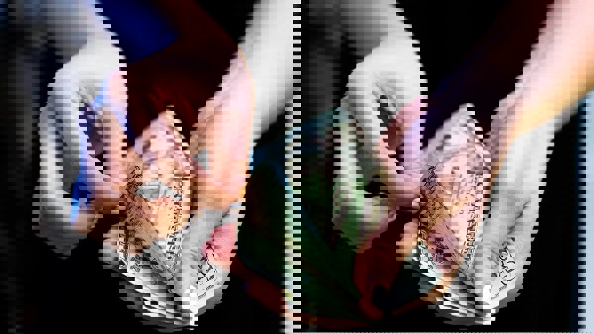 كيف تنفق مالك.. بالعقل أم بالقلب؟