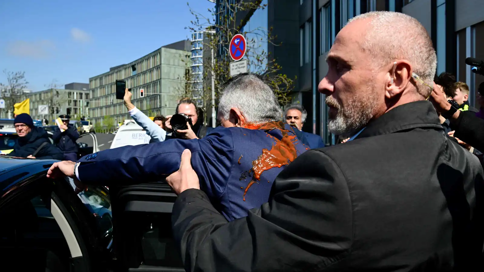 بهلوي يتعرض لهجوم بـ"عصير الطماطم" في برلين (فيديو وصور)