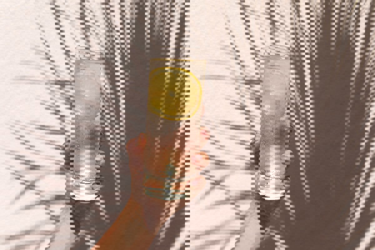 في الصيف.. كيف يؤثر شرب الماء البارد على صحتك؟