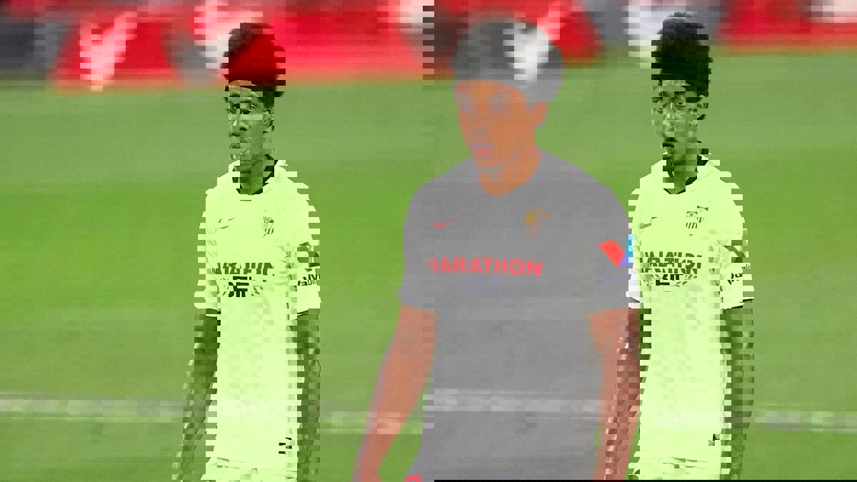 لديه إنقاذ مذهل أمام ميسي.. ريال مدريد يراقب مدافع إشبيلية