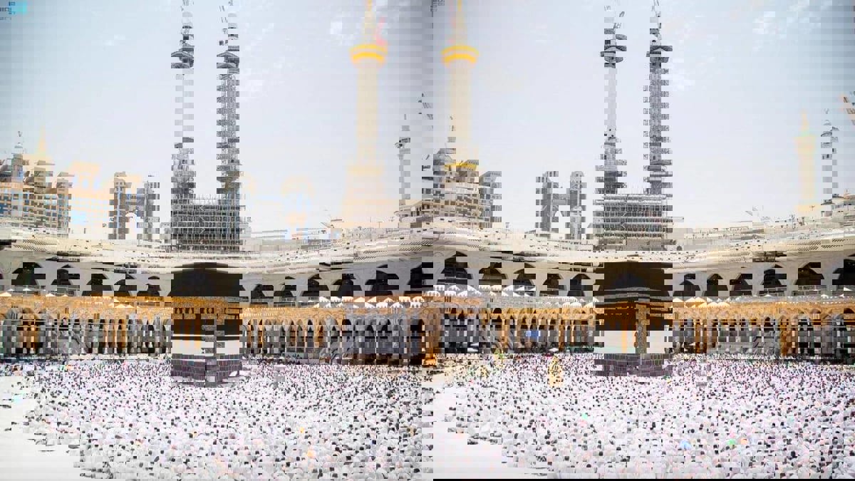 شخص يلقي بنفسه من الأدوار العلوية للمسجد الحرام (فيديو)