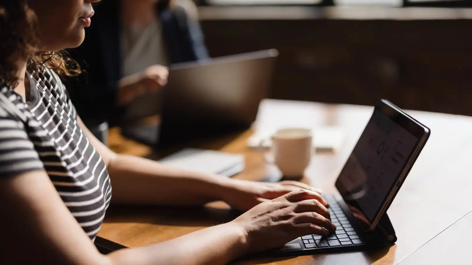 طرق فعّالة للحفاظ على صحة قلبك أثناء العمل المكتبي