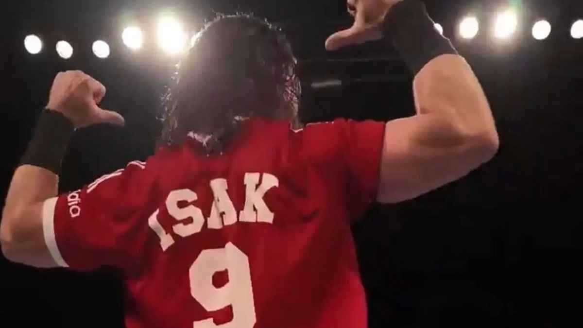 نجم WWE يستفز جمهور نيوكاسل بقميص ليفربول باسم إيزاك (فيديو)