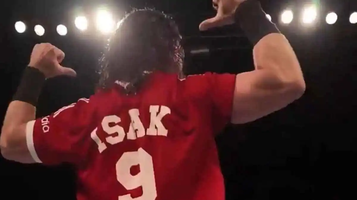 نجم WWE يستفز جمهور نيوكاسل بقميص ليفربول باسم إيزاك (فيديو)