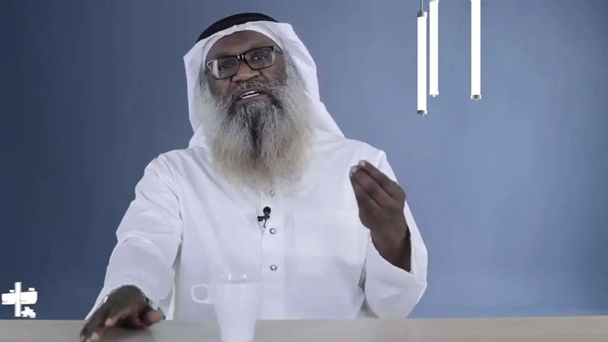 الداعية السعودي عادل الكلباني يسخر من هزيمة فريق الهلال الثقيلة